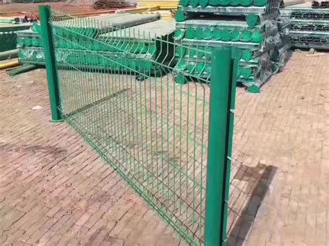 艾网 厂家推荐 三角折弯护栏网 小区隔离栏 隔离栅 围栏网-阿里巴巴