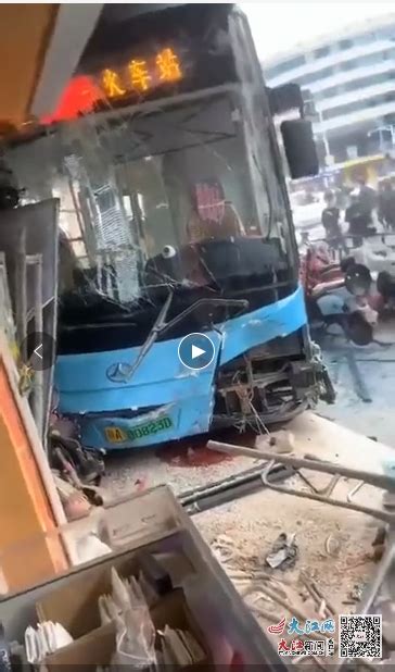 公交车与卡车相撞被削去半边驾驶室(组图)_新闻中心_新浪网