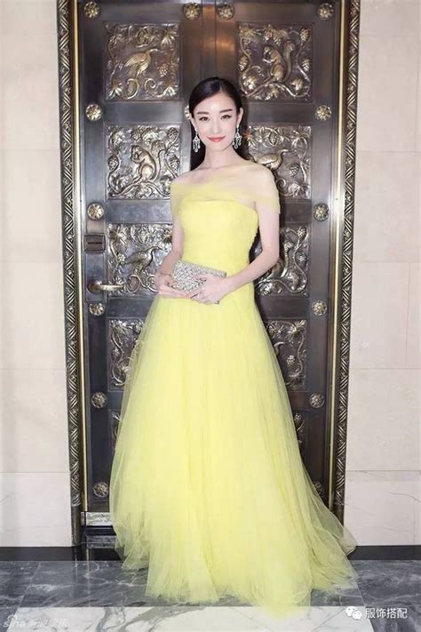 48岁杨钰莹晒近照迎新年 一袭黄色礼裙优雅迷人