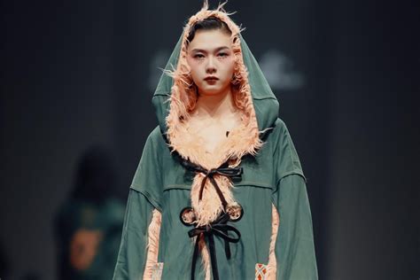 LUOOIFSTUDIO独立设计师品牌亮相2021AW上海时装周_凤凰网视频_凤凰网
