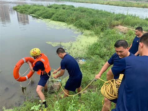 信阳一男孩不慎落水被困河中央 消防员涉险成功救助-大河新闻