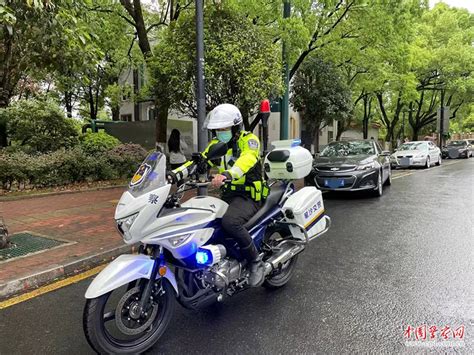 长沙县：“鹰眼”铁骑巡逻队为道路交通安全保驾护航--中国警察网