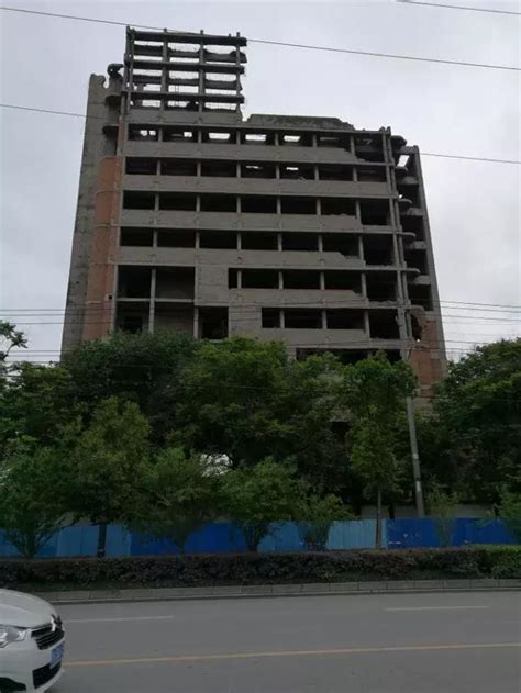 荆州学苑路一闲置23年的烂尾楼正在拆除中-新闻中心-荆州新闻网