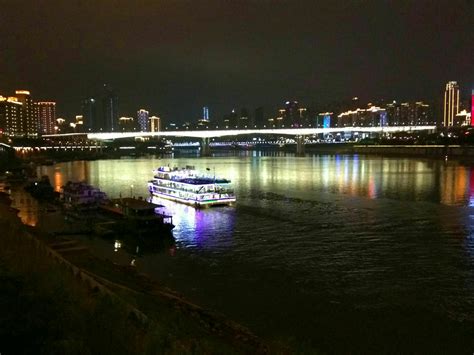 跨越嘉陵江大桥的前门大桥和红崖洞景区夜景照片摄影图片_ID:351478627-Veer图库