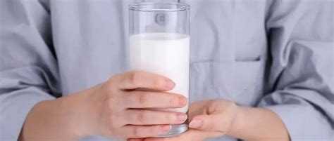 快停下！你常喝的它可能是“假牛奶”，不仅浪费钱还没营养！很多人中招了_蛋白质_原料_乳饮料
