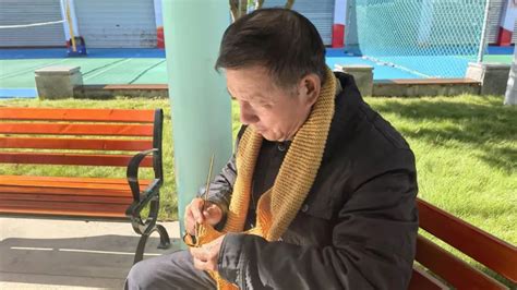 竹签子比铁锤子还重？七十多岁的爷爷为爱学织围巾！ - 热点 - 丽水在线-丽水本地视频新闻综合门户网站