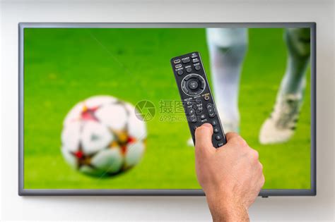 在现代电视上观看足球足球比赛高清图片下载-正版图片507569451-摄图网