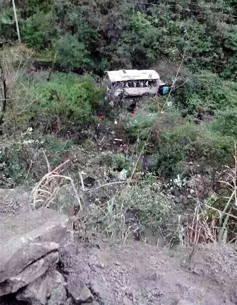 客运巴士被货车撞下50米高悬崖 致1死15伤_湖北频道_凤凰网