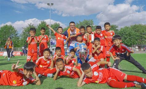 10岁中国足球小将的Tiki-Taka！全中国最接近“巴萨”打法的球队_凤凰网视频_凤凰网