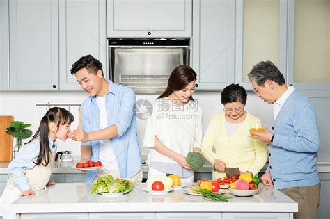 全家人一起做饭高清图片下载-正版图片501225341-摄图网