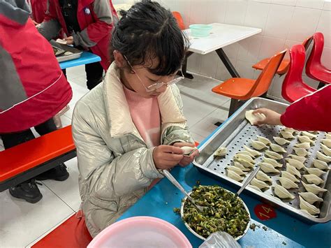 巧手包饺子 实践促成长——双南小学开展包饺子系列实践活动