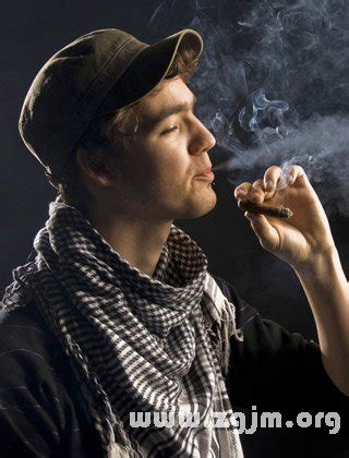 吸烟的人高清图片下载-正版图片500325675-摄图网