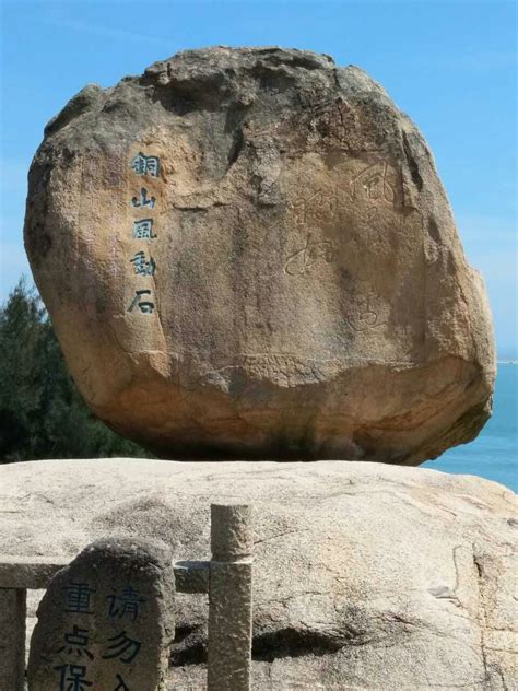 巨石上雕刻的女童娃娃形象图片高清图片下载_红动中国