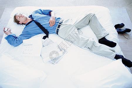 男性躺沙发上睡觉高清图片下载-正版图片501356063-摄图网