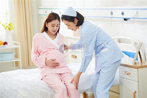 护士扶着孕妇上病床高清图片下载-正版图片501692295-摄图网
