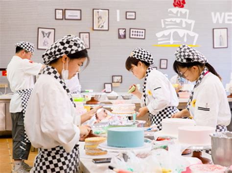 学烘焙蛋糕培训学校，烘焙师蛋糕师培训哪里好_学烘焙_陕西新东方烹饪学校