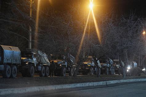 现场：24日凌晨俄坦克和装甲车出现在顿涅茨克_手机新浪网