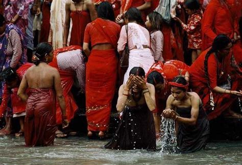 尼泊尔奇俗：妇女当街洗澡见怪不怪(组图)_新闻中心_新浪网