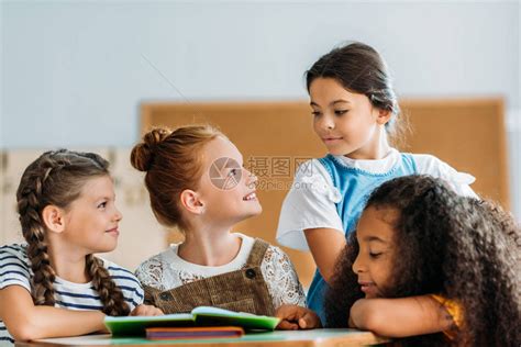 女学生在课间休息时与同学聊天和高清图片下载-正版图片502628845-摄图网