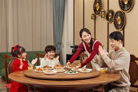 新年一家人在一起吃年夜饭 高清图片下载-正版图片501420985-摄图网