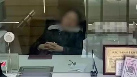 女子银行办业务柜员闭目葛优瘫，工作人员回应：员工身体不适，已上门道歉_凤凰网视频_凤凰网