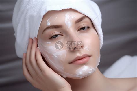 室内护肤保养的年轻女人高清图片下载-正版图片502168415-摄图网