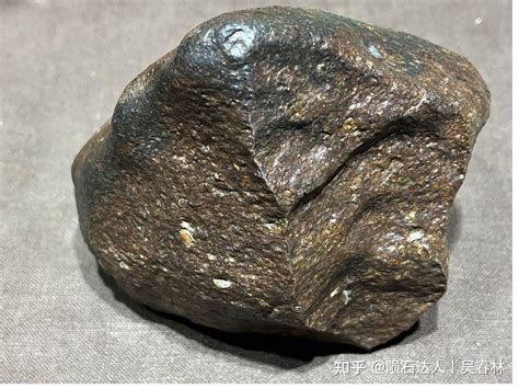陨石熔壳图片