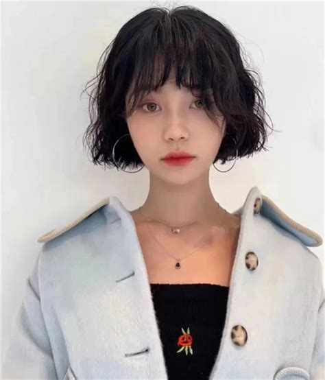 羊毛卷中短发图片