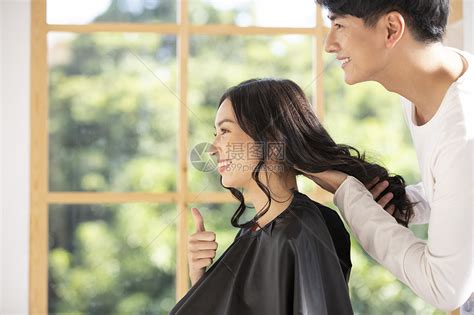 男理发师为女顾客做发型高清图片下载-正版图片502311714-摄图网