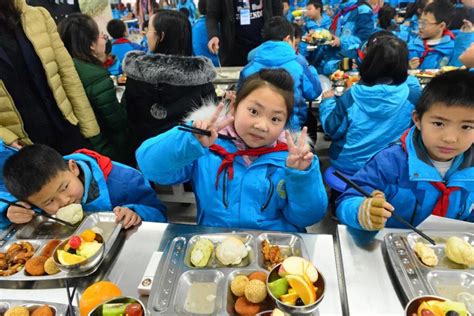 周口七一路第二小学：这样美味的营养餐学生喜欢吃 “铃铃铃……”上午最后一节下课铃响了。如往常一样，丰厨 金龙鱼 餐车已提前到校，并将餐箱分发至 ...