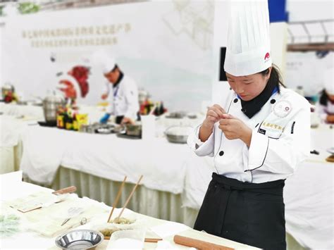 成都饭店里两位穿着工作服的厨师在厨房切牛肉准备火锅食材—高清视频下载、购买_视觉中国视频素材中心