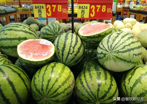 国庆节小长假，农村男子卖西瓜，每天卖出1300斤，能赚多少钱？|西瓜|大哥|长假_新浪新闻