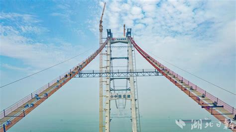 国内跨度和荷载最大的管道悬索桥主体建成