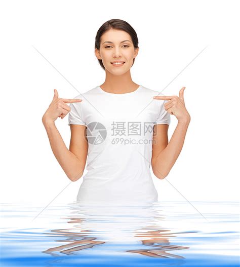 快乐和无忧无虑的少女在水中高清图片下载-正版图片321387633-摄图网