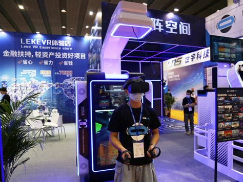 国内最大VR体验中心举行开放日活动 榕市民尝鲜虚拟现实 - 科教文化 - 东南网