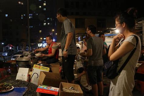 挑战日本《深夜食堂》，中国老汉卖方便面年入百万