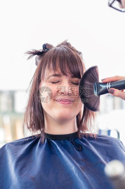在理发店理发梳洗东西剪女人高清图片下载-正版图片507217811-摄图网