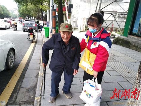 暖心！凤凰县一初三学生扶老人过马路并送上车 - 湘西 - 新湖南