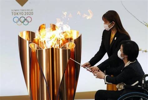 东京奥运圣火交接仪式举行 火种灯被点燃带回日本_手机新浪网