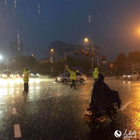 南京交警在雨中值守--图片频道--人民网