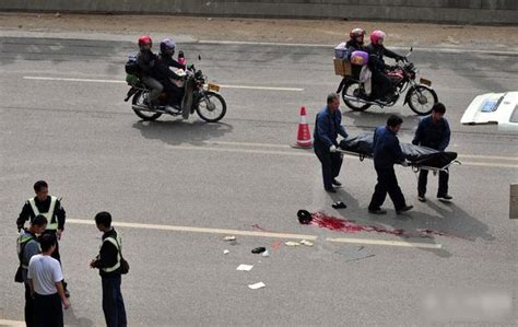 摩托车激撞轿车两人当场死亡(图)_新闻中心_新浪网
