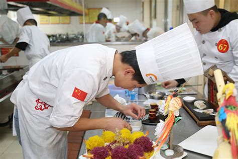 酒店与旅游管理学院 首批厨艺学学生进行厨艺实习训练