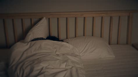 4K实拍深夜失眠的女性床上翻来覆去睡不着mp4格式视频下载_正版视频编号3591629-摄图网