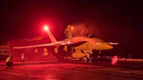 实拍美军F-22战斗机夜间出动过程，地勤人员给其加挂副油箱_夜间_战斗机_副油箱