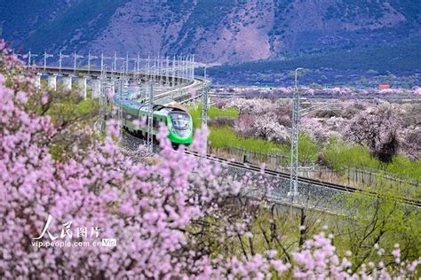 拉萨到林芝铁路6月25日开通，动车首次开进西藏_手机新浪网