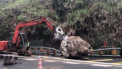 桂林：惊心！百吨巨石滚落砸向市场，3辆汽车受损，车内孩子躲过一劫！_临桂_事故_视频