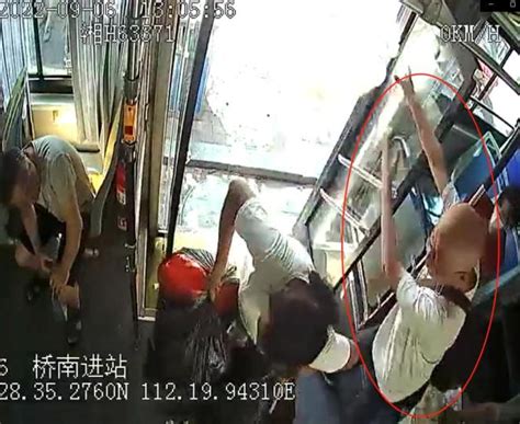 男童公交上踢人遭殴打 打人男子被拘留15天