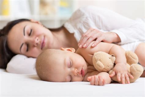 母亲和婴儿睡前阅读高清图片下载-正版图片304282003-摄图网