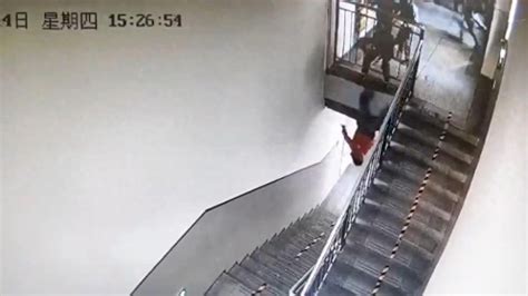 家属回应小学生打闹撞断栏杆坠楼进ICU_凤凰网视频_凤凰网