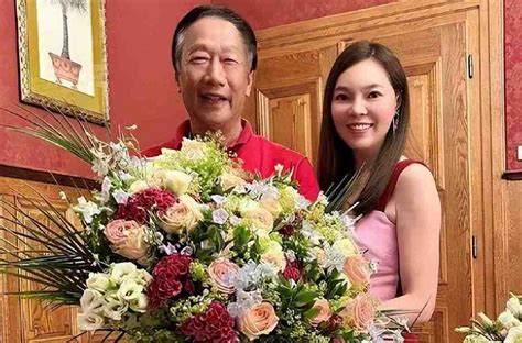 郭台铭妻子过48岁生日，手上戴着百万级名表，鲜花摆满了整个大厅